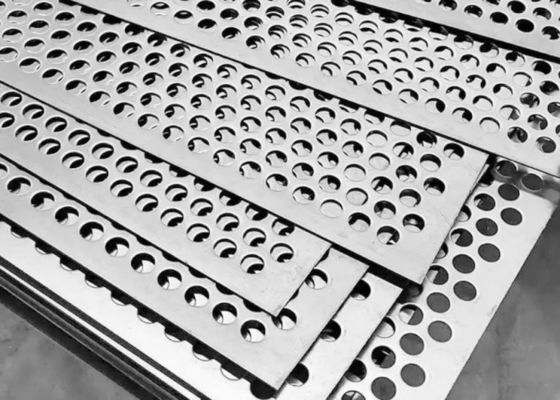 عرض خالص 15-2000mm ورق فلزی سوراخ شده برای صنایع و ساخت و ساز