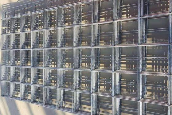 Q195 پانل های براق سیم جوش شده از فولاد کم کربن شکل مربع یا مستطیل سوراخ