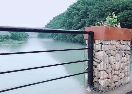 مش سیم جوش داده شده سنگین که به عنوان گابیون تزئینی در ساخت و ساز محوطه استفاده می شود