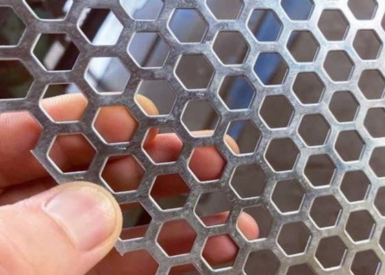 ورق آلومینیومی سوراخ دار با پوشش پی وی سی رنگارنگ برای دکوراسیون دیوارهای خارجی