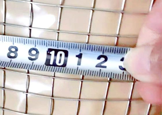 توری مش جوشی گالوانیزه الکتریکی با طول رول 50 متر و عرض 0.5 متر برای محوطه های حیوانات